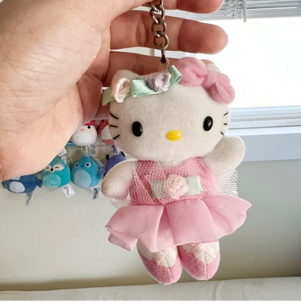 IN SEARCH OF THIS HELLO KITTY KEYCHAIN
